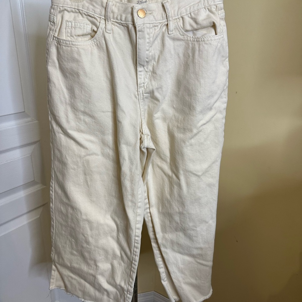 Universal Threads off white wide legged frayed hem jeans size 4